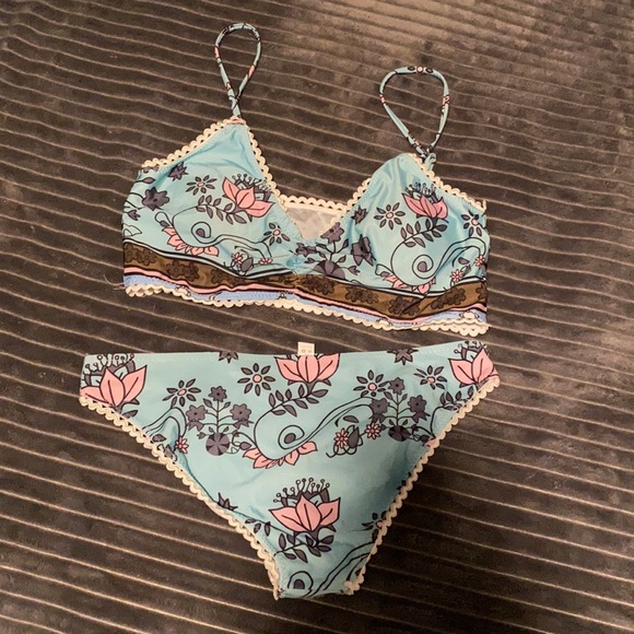 New without tag, new worn, large, size 8-10 - Picture 2 of 3